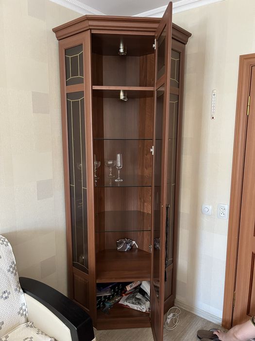 Продается угловой шкаф для посуды (сервант)