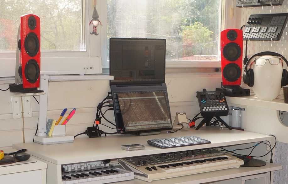 Vând sistem audio JAMO DS7, elegant, culoare rosu si negru, 2 sateliti + 1 woofer, 120W RMS - stare excepțională