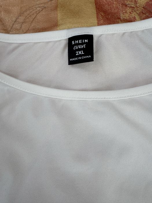 Бяла тениска с къс ръкав