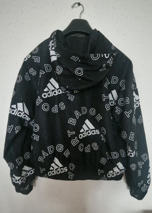 Ветровка Adidas – черна с лого принт