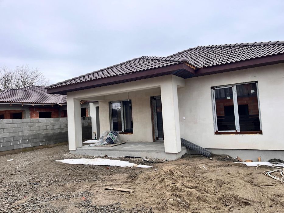 Vand casa pe parter zona str soarelui