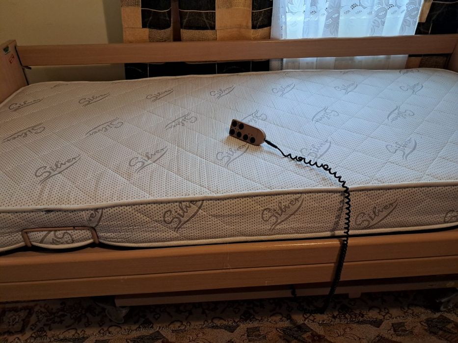 Vând pat cu telecomanda pentru bătrâni in stare buna