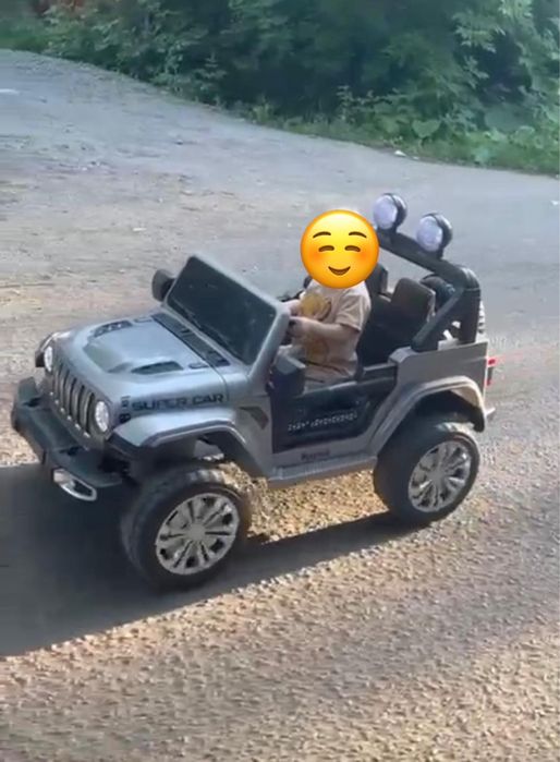 Продам детский  автомобиль 4х4