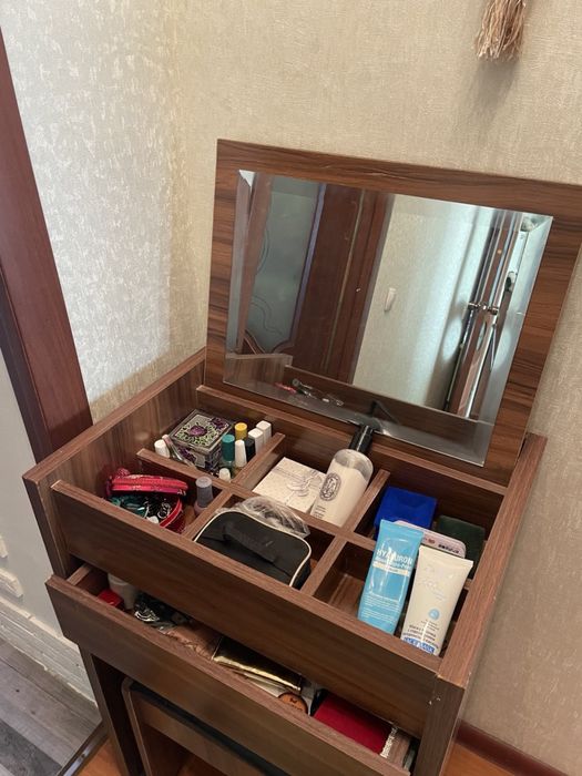 Компактный туалетный столик трансформер с зеркалом и пуфом