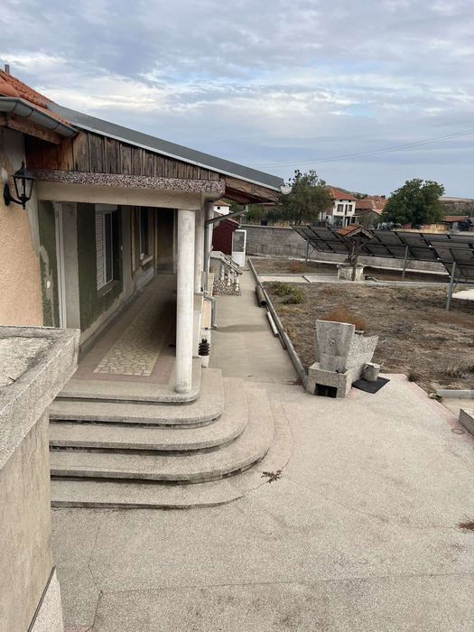 Къща с дворно място