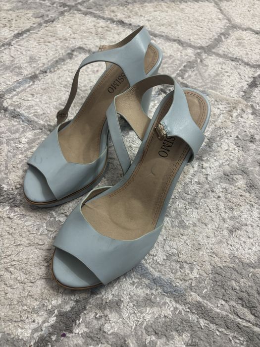 Босоножки на каблуках