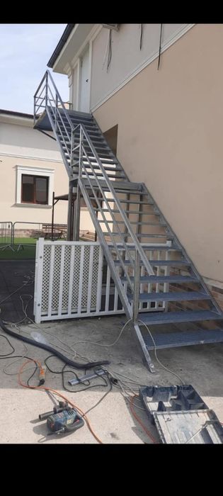 Scari zincate pe comanda