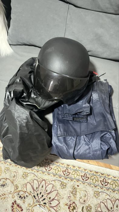 Шлем и дождевик