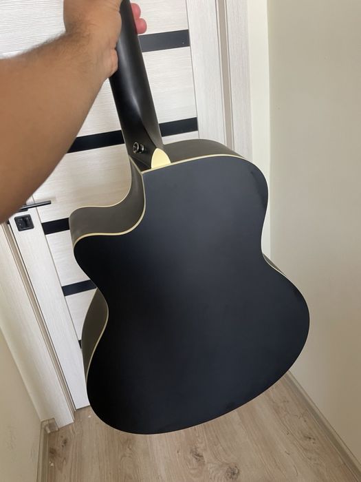 Yangi Gitara deyarli ishlatilmagan arzonga beraman pul kerak