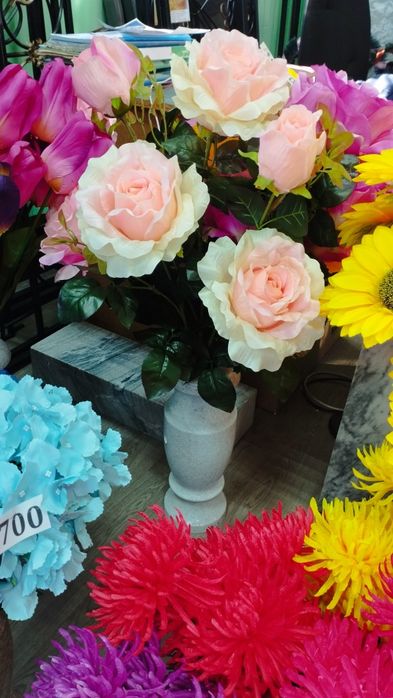 Искусственные цветы, венки