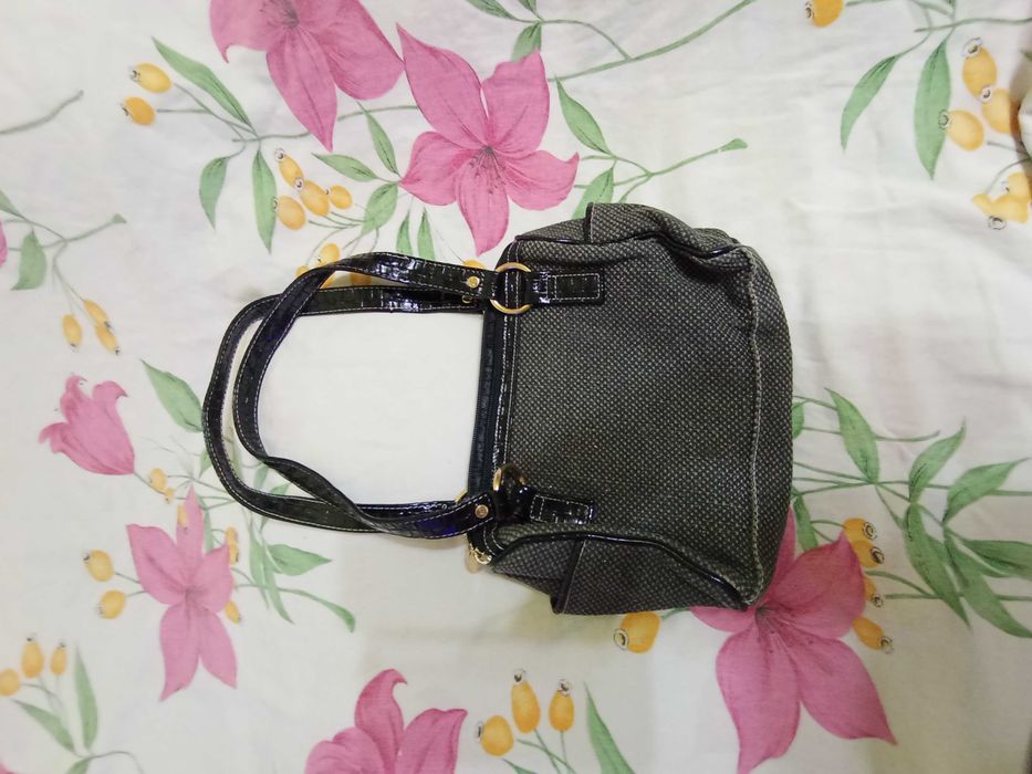 Geanta eleganta Charlotte Reid London gri cu insertii aurii, moderna