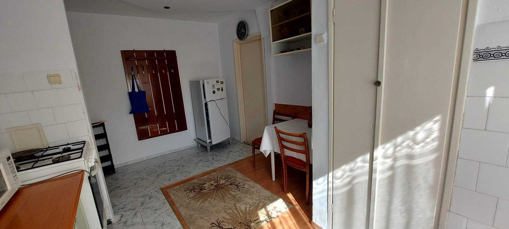 Ofer spre vânzare un apartament semidecomandat, situat la etajul 3 al unui bloc din Turda, județul Cluj.