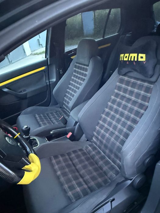 Volkswagen Golf 5 GTI 300cp