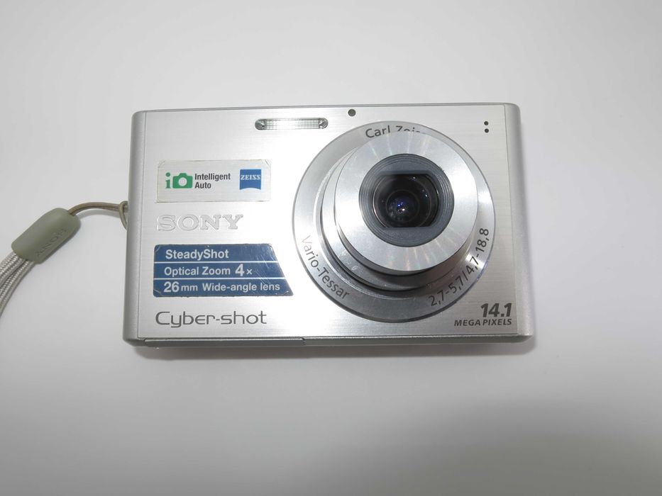 Sony Cyber-shot DSC W330 ултра компактен цифорв фотоапарат, малка дигитална камера сребърен цвят, в отлично състояние, работи перфектно