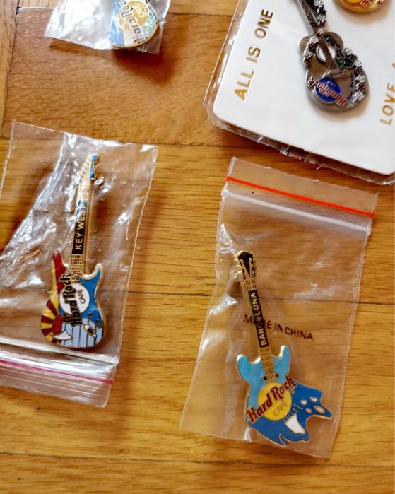 Значки емблеми пинове от HARD ROCK CAFE  чисто нови китарни баджове !