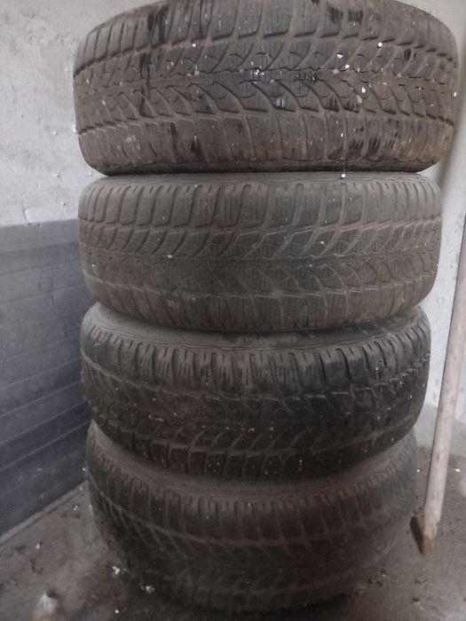 Vând jante te golf 4 anvelope de iarna 300€ folosite 1 sezon