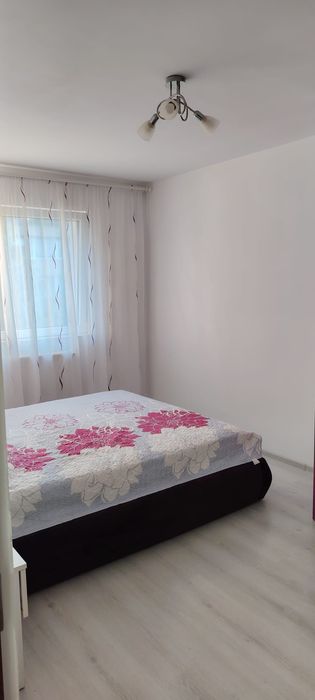 Închiriez apartament 3 camere