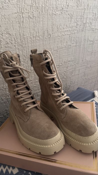 Продам зимние женские ботинки