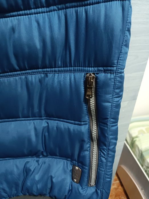 Vesta bărbati culoare albastra