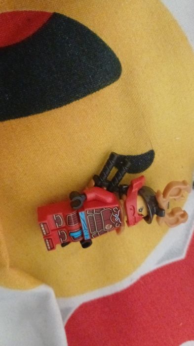 Fac schimb de figurine lego ninjago