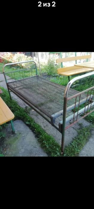Железный кровать в хорошем состоянии.