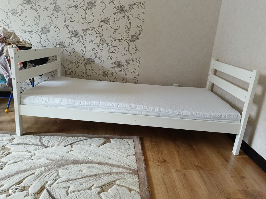 Кровать детская с матрасами