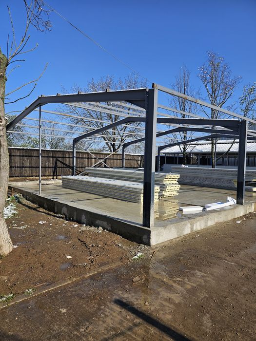 Vand hala pe structura metalica