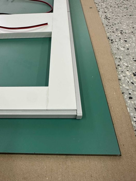 Дизайнерско огледало с LED 60×129 см – вертикално, модерно, изчистено