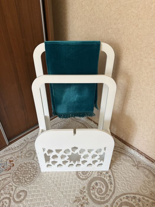 Напольная вешалка с подставкой для книги