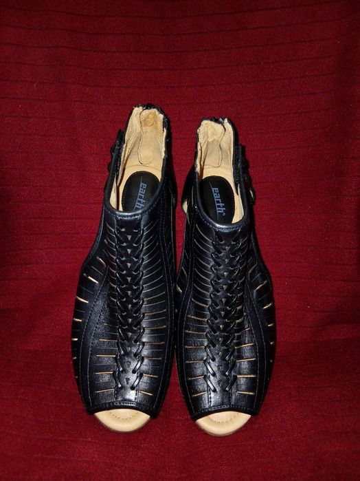 Из США ,женские босоножки в чёрном цвете , от бренда "Earth "