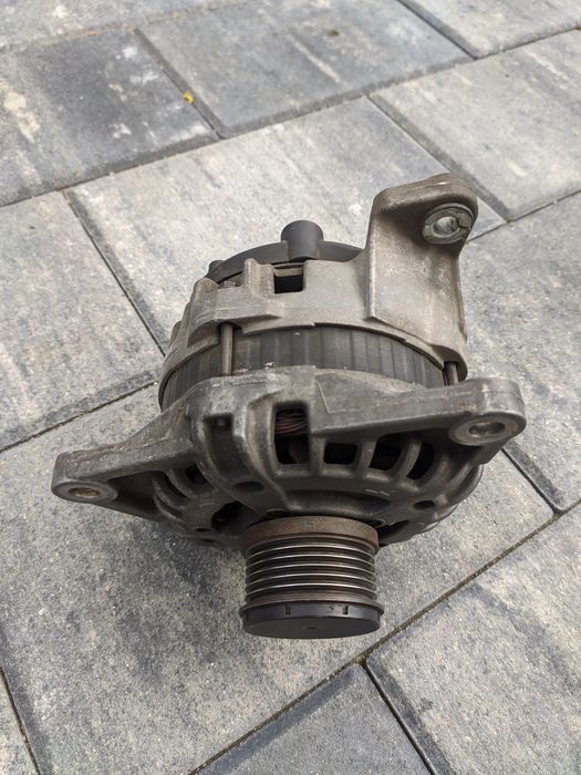 Vând alternator compatibil Iveco