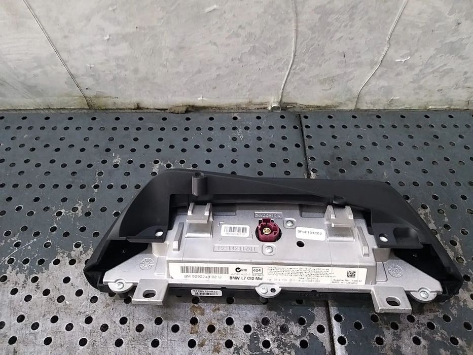 Display navigatie bmw seria 1 f20 f21 929224302u prezinta fisura