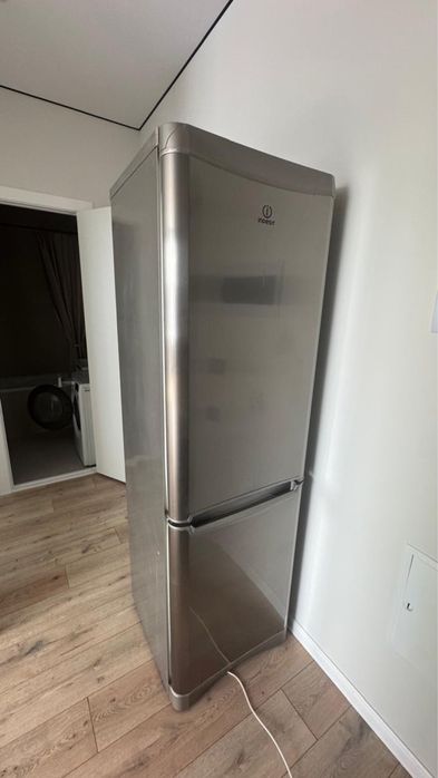 Продам холодильник Indesit