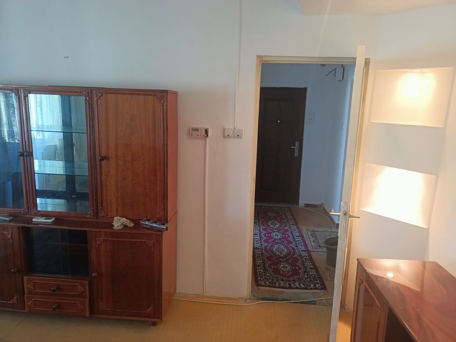 Închiriez apartament cu trei camere în Turda