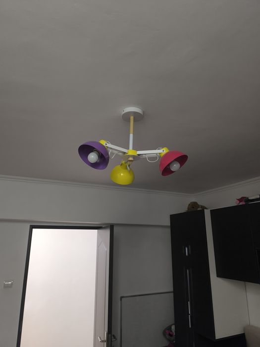 Vând lustra camera copii