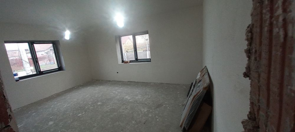 Ocazie!! Interior la alb!!Vând casă P+mansardă  înaltă cu beci in Sanm