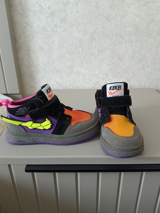 Продам осенние, детские кроссовки