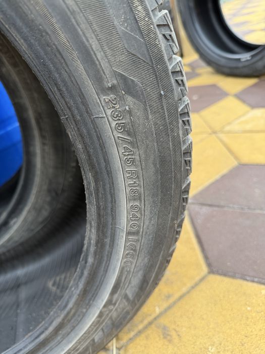 Продам резину 235/45/18