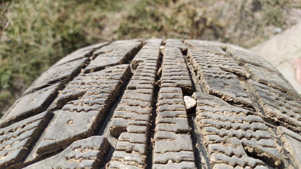 Продам комплект зимних шин вместе с универсальными дисками