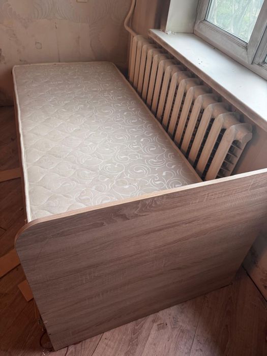 односпальная кровать с матрасом