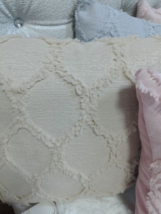 Декоративни възглавнички с текстуриран геометричен дизайн