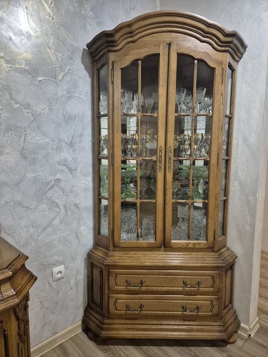 Продам витрину дуб