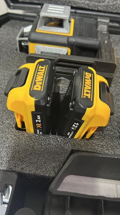 Nivela laser DeWalt 2 acumulatori 12V și 2Ah ,unghi 360°,linii verzi