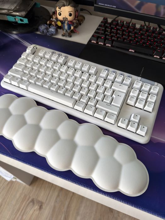 Logitech G715 TKL – безжична механична клавиатура, бяла