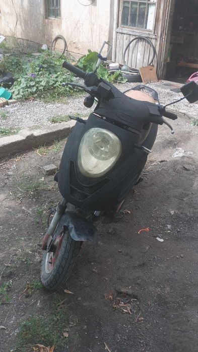 Продам скутер 80 кубов. Нет стартера и кигстартера.