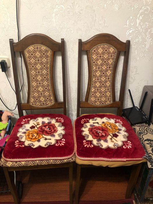 Стол для гостинной