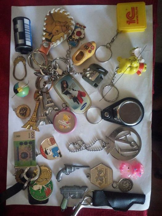 Продаю значки и брелки