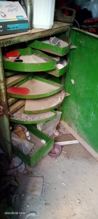 Железный сейф для инструментов