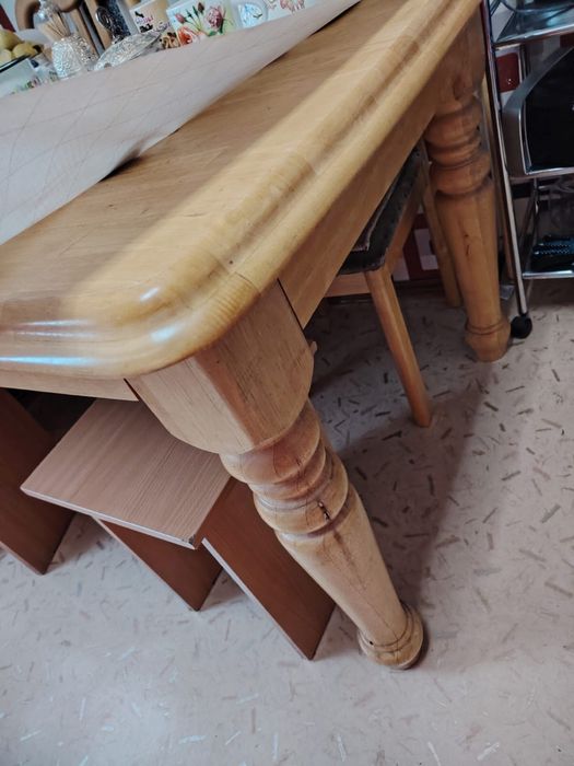 Стол со стульями из дерева