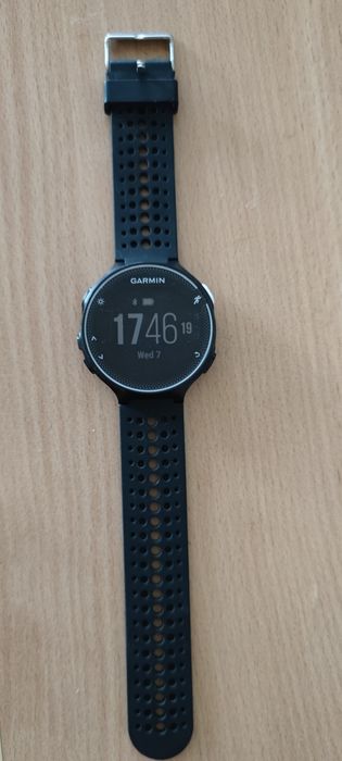 Garmin Forerunner 230 в черно/бяло - стилен часовник за бягане и колоездене с GPS, отлична батерия